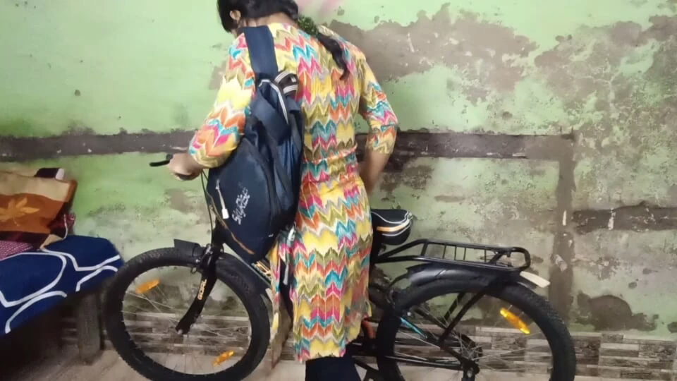After coming home from hintli sex college, the desi girl